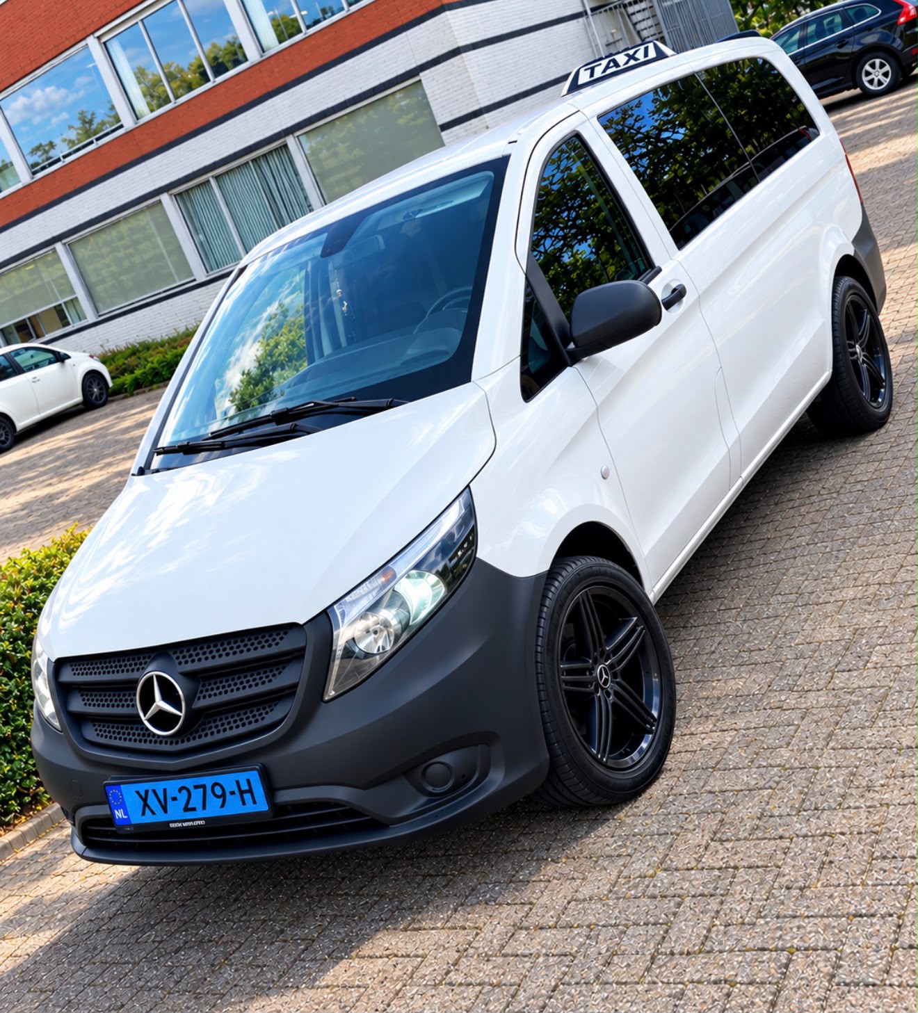Witte Mercedes taxi van van Taxicentral0348